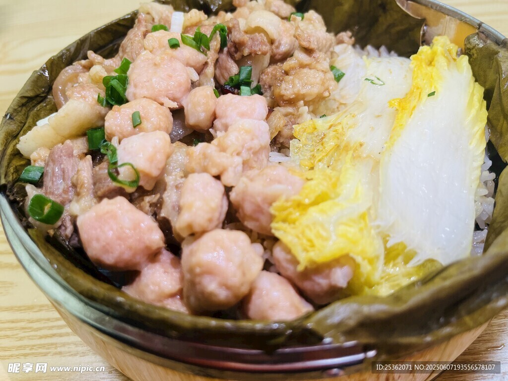 荷香五花肉拼肉丸蒸饭