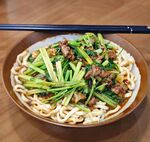 美味葱香肉酱拌面
