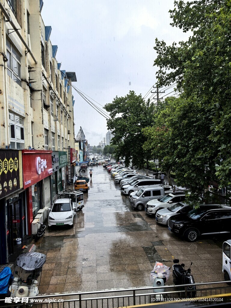 城市街道雨后积水景象