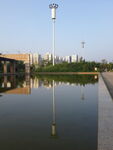 城市湖边景观倒影画面