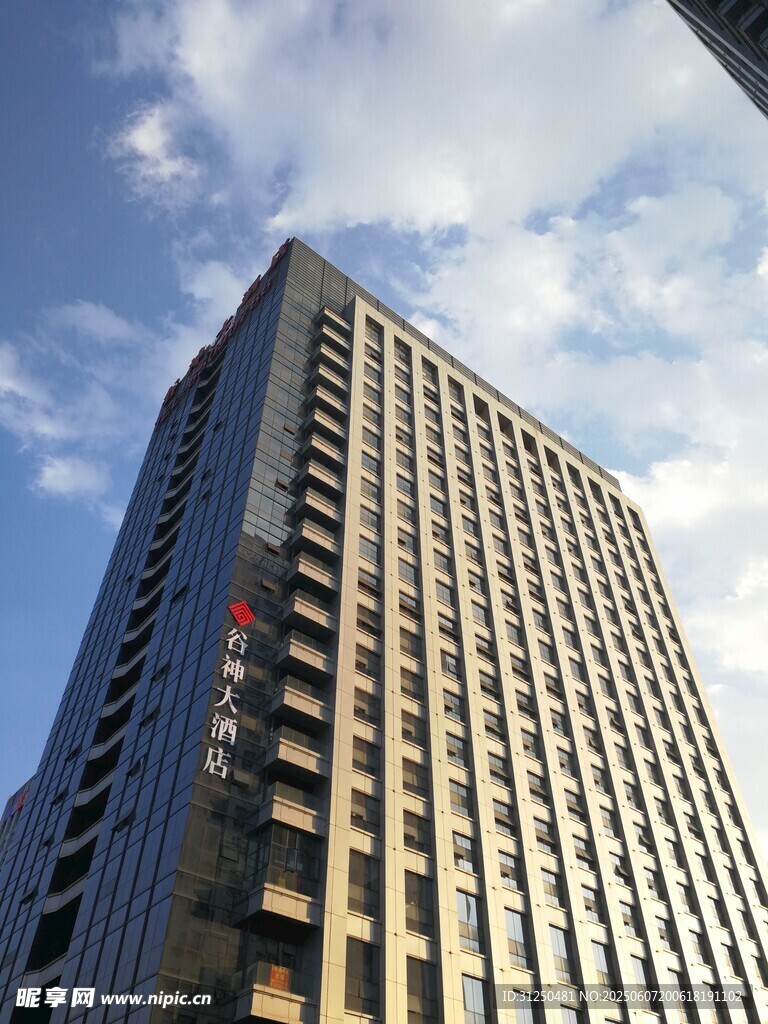 高耸入云的现代摩天大楼