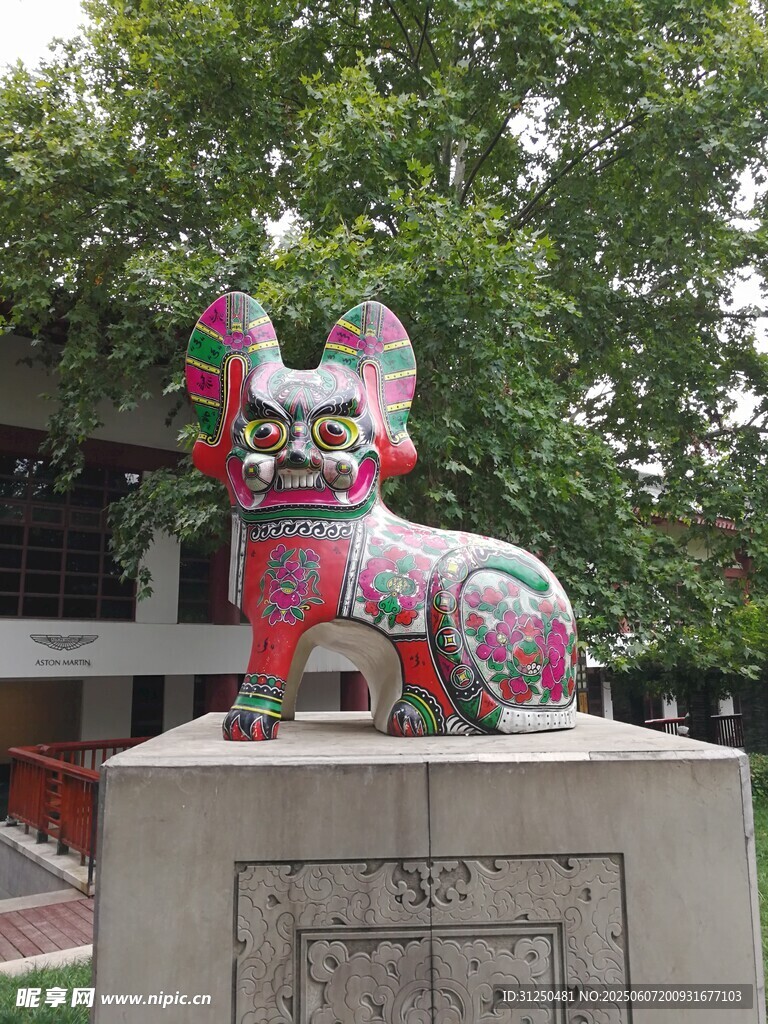 彩色民俗风石狮子雕塑