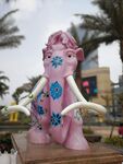 粉色花纹大象雕塑