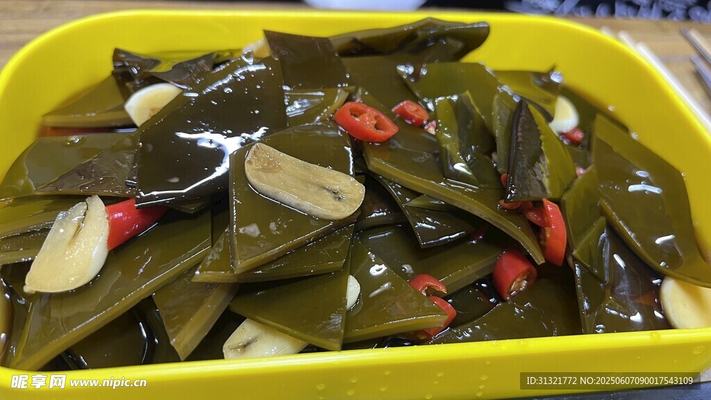 黄色容器中的美味海带凉拌海带