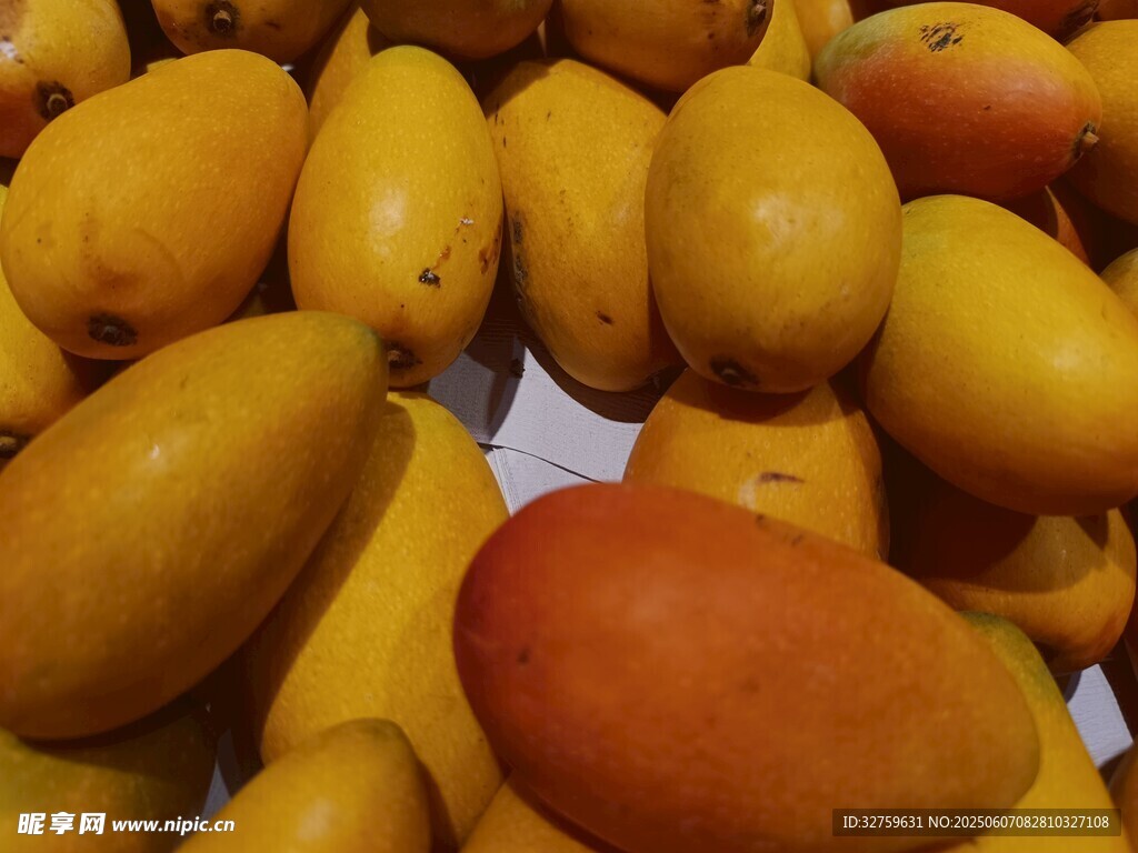 新鲜饱满的金黄芒果