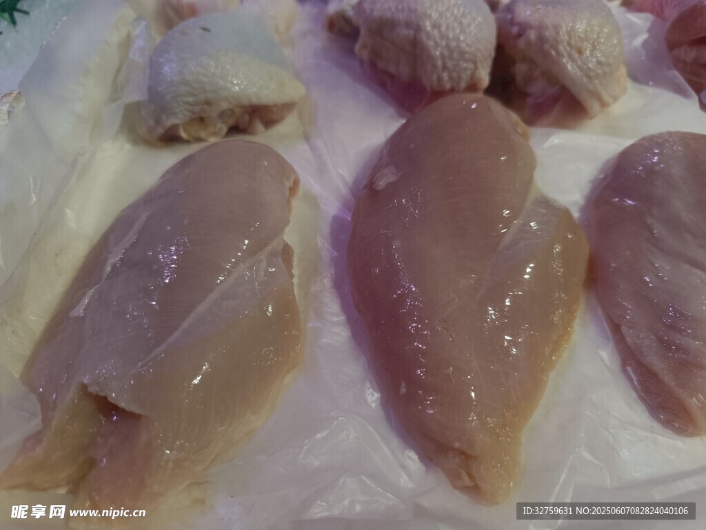 新鲜生鸡肉食材展示