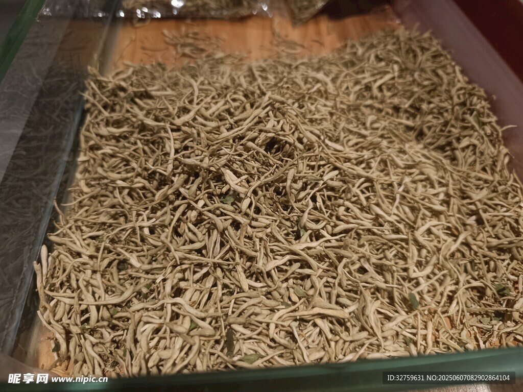 满满一盆干草