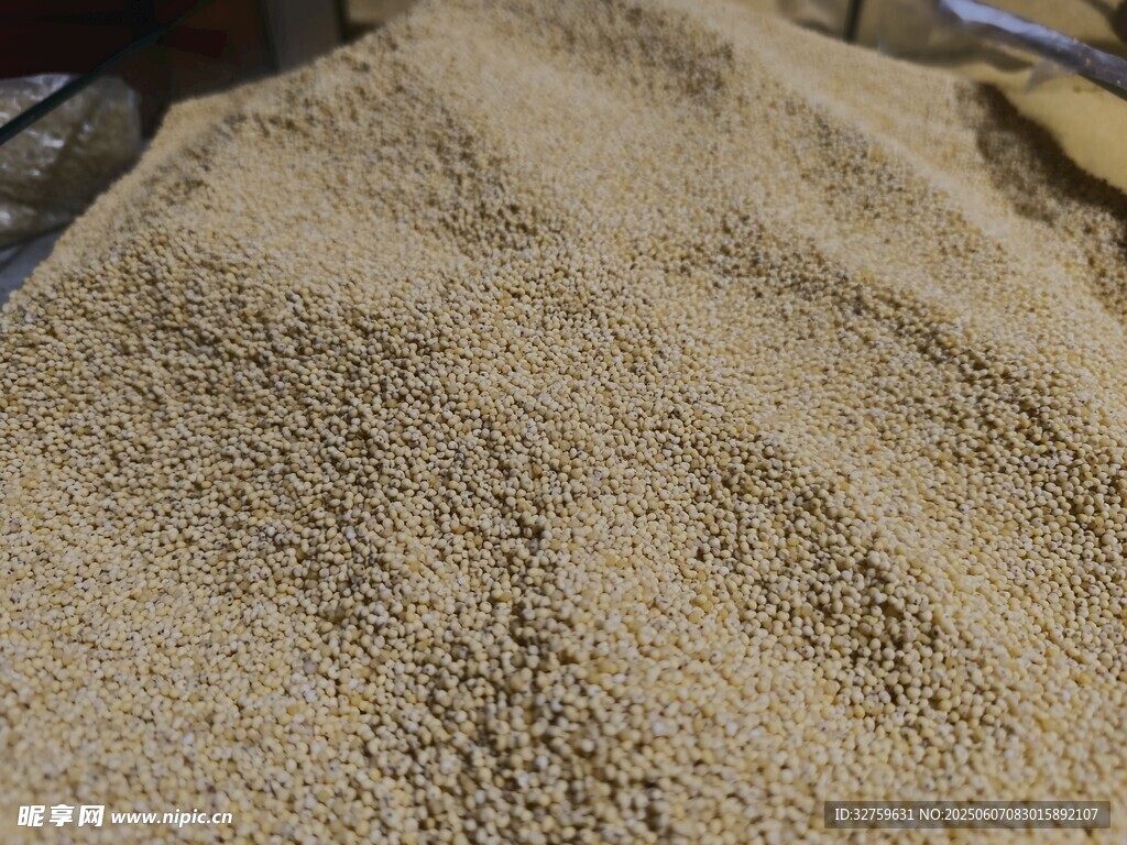 一堆米色沙子颗粒