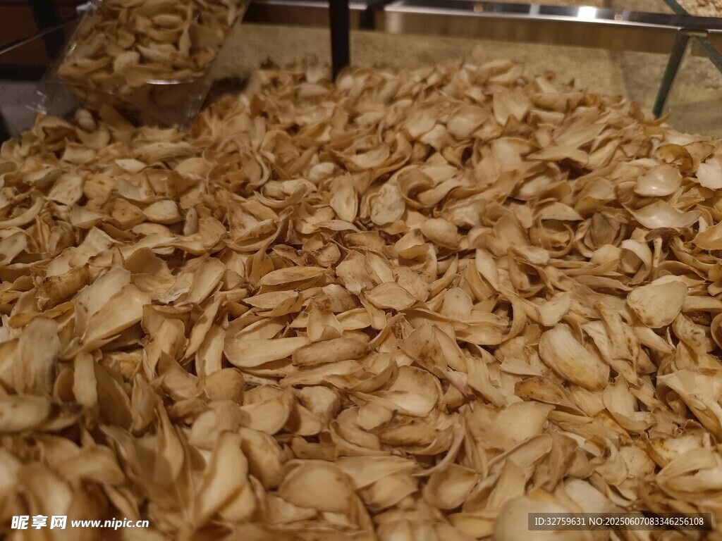 大量杏仁片堆放在一起
