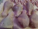 新鲜生鸡肉待售