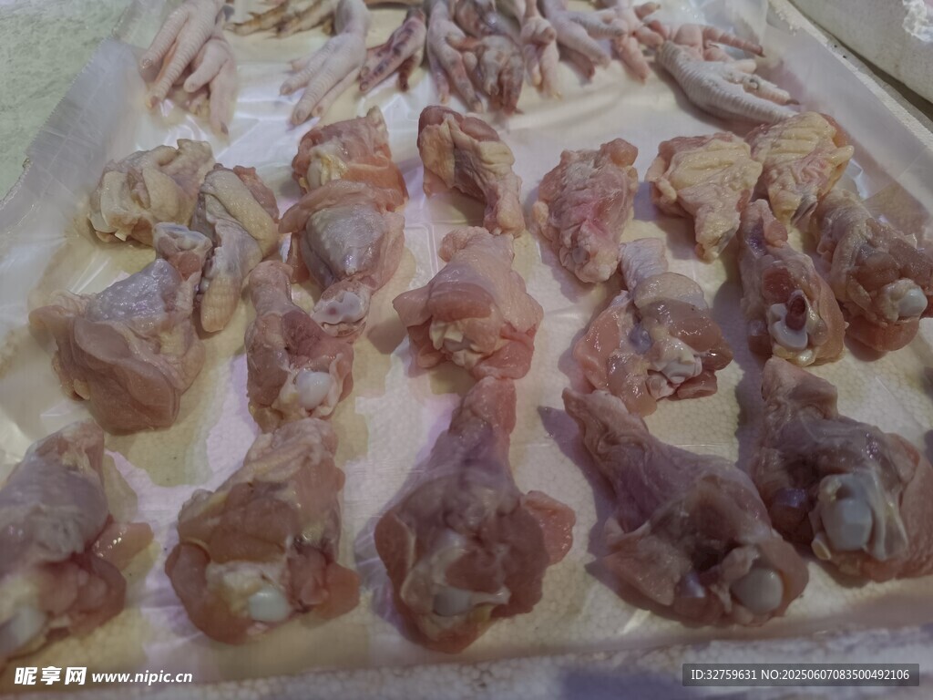 冷冻鸡翅根整齐摆放