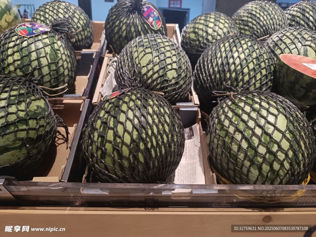 整齐摆放的新鲜大西瓜