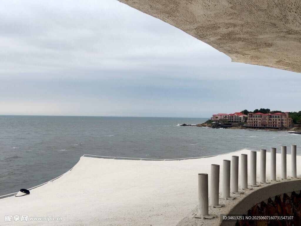 海边观景台的开阔景致