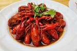 美味小龙虾摆放在盘中