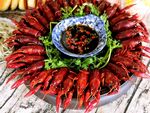 美味小龙虾配特色蘸料