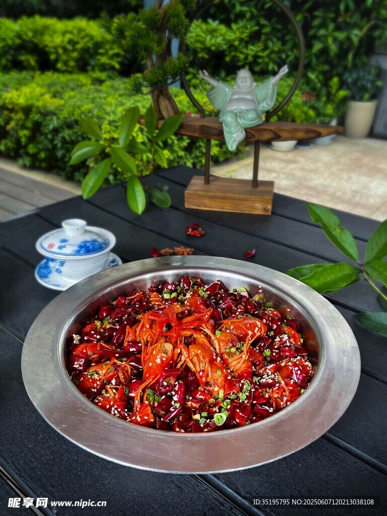 户外美味香辣盆盆虾
