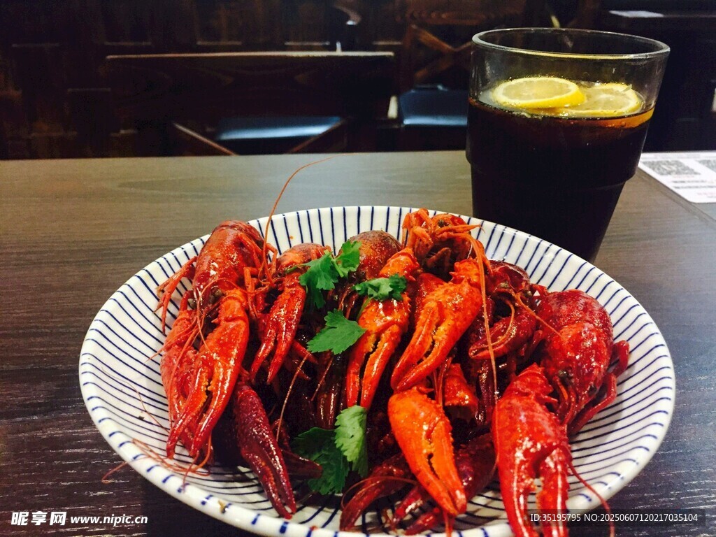 美味小龙虾配清爽饮品