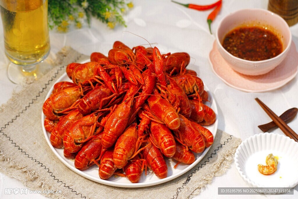 美味小龙虾搭配蘸料上桌