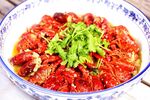 香辣小龙虾摆于青花碗中