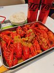 美味小龙虾配米饭和饮料