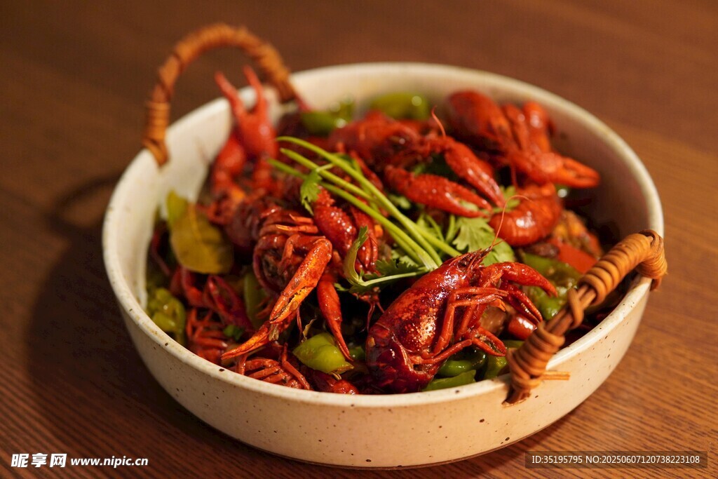 美味小龙虾配青椒