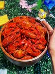 手捧美味小龙虾特写