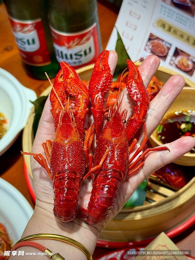 手捧美味小龙虾诱人时刻