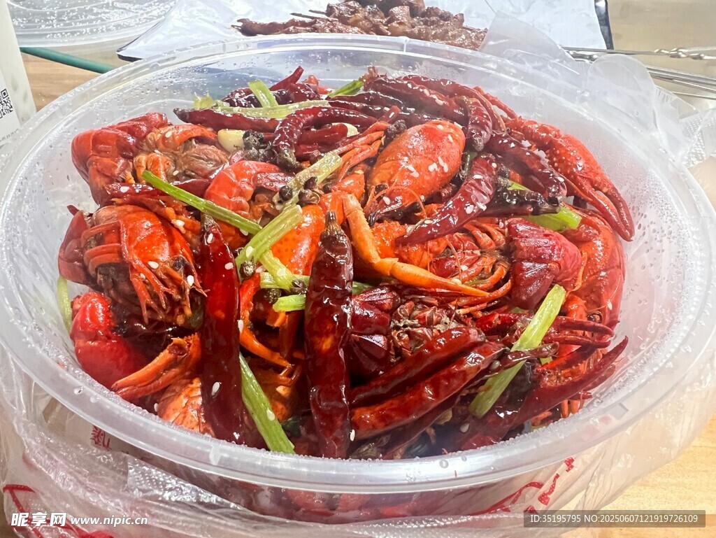 美味小龙虾装于透明容器中