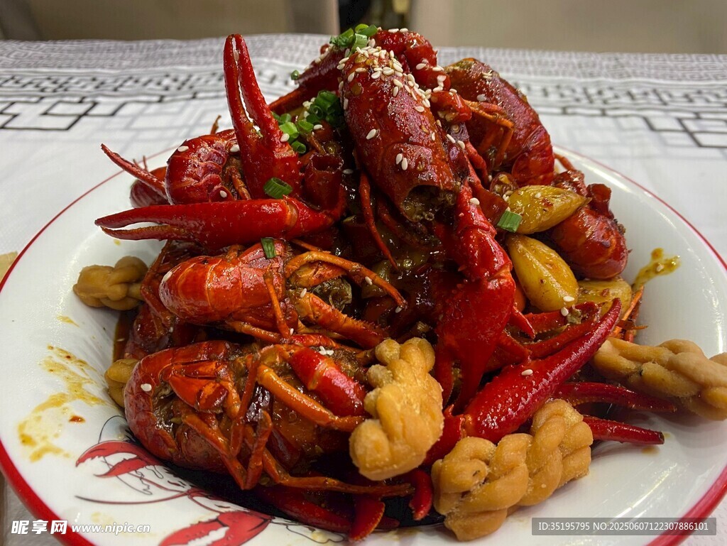 美味香辣小龙虾配玉米