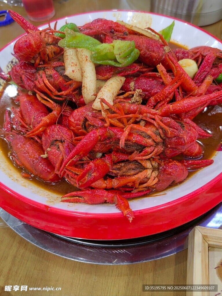 美味诱人的一盘小龙虾