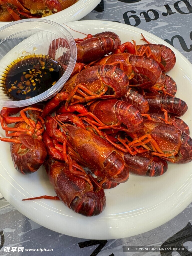 美味小龙虾配蘸料