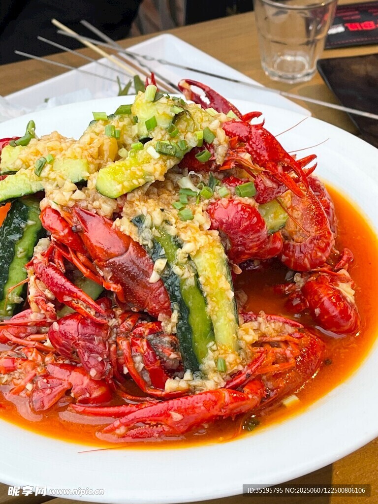 美味小龙虾配蔬菜拼盘