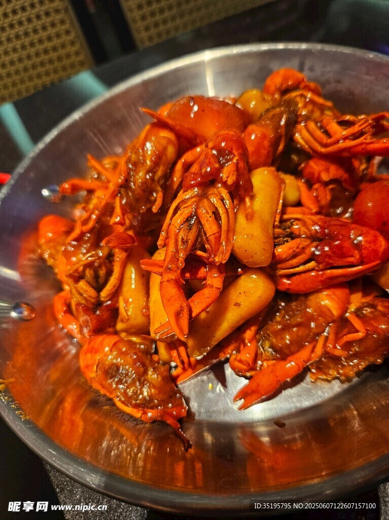 美味小龙虾诱人上桌