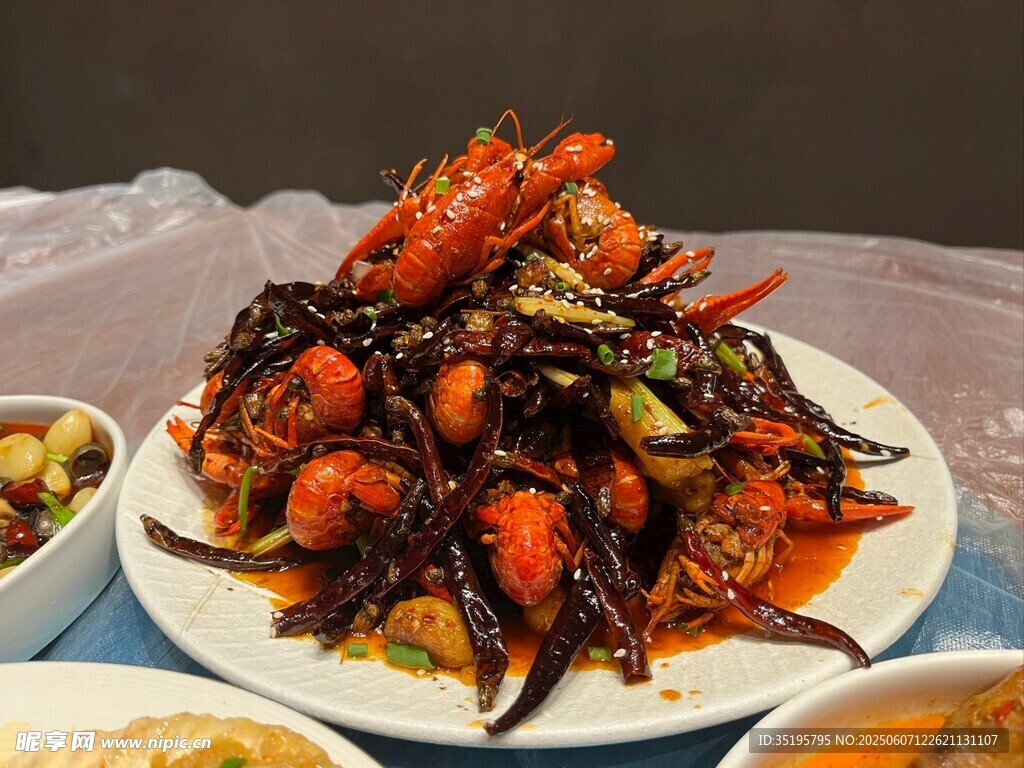 香辣小龙虾拼盘诱人美味