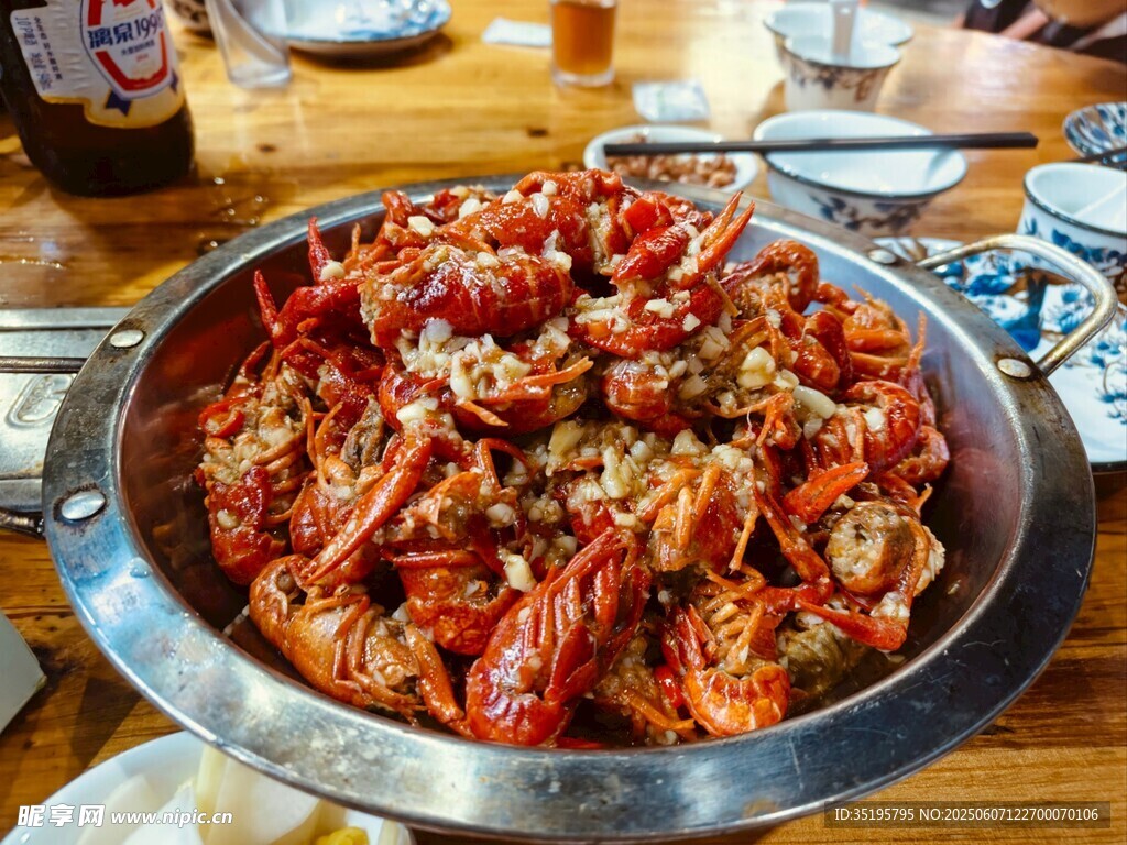 美味蒜蓉小龙虾诱人上桌