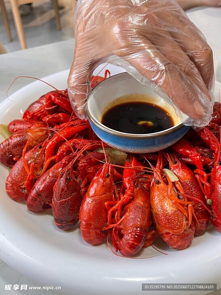 美味小龙虾配蘸料上桌