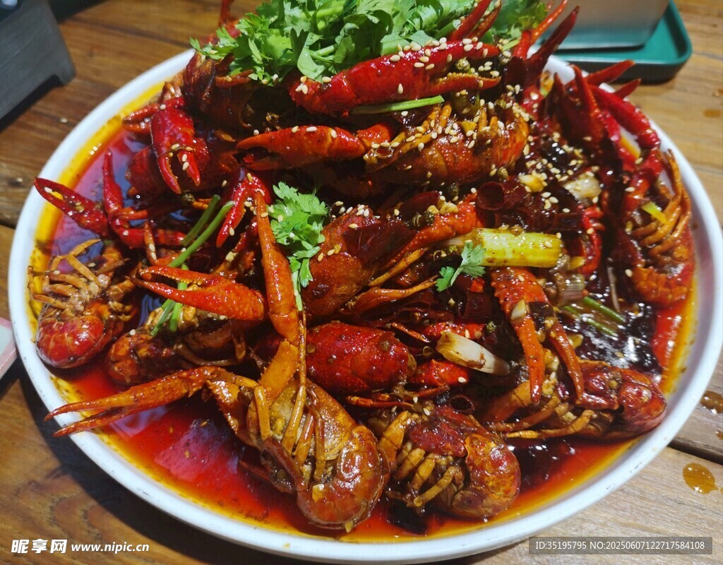 香辣诱人的美味小龙虾拼盘