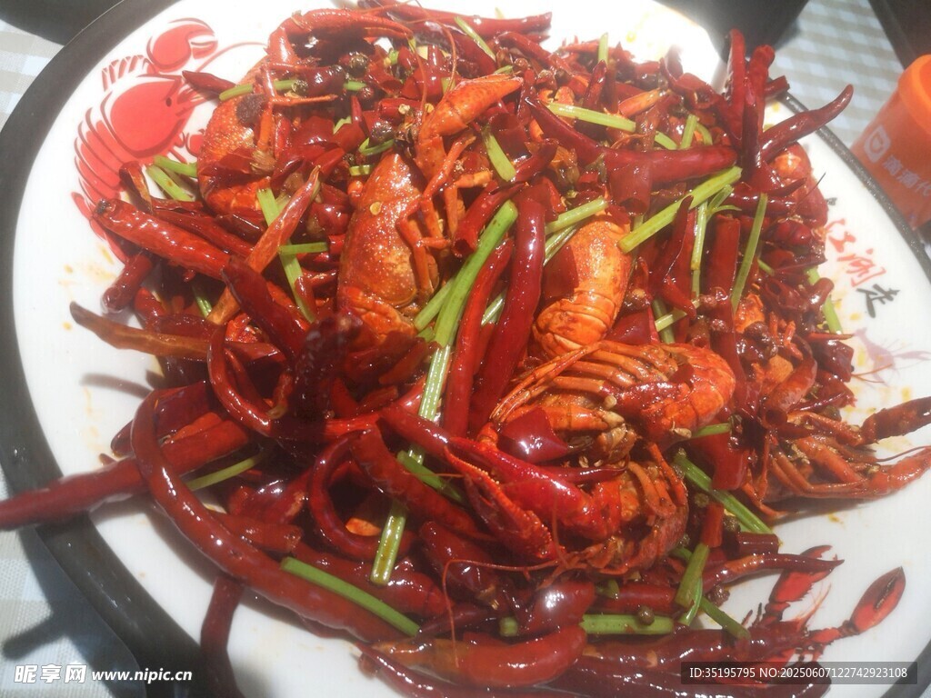 美味香辣小龙虾一盘