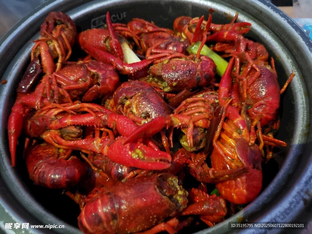 美味麻辣小龙虾诱人呈现