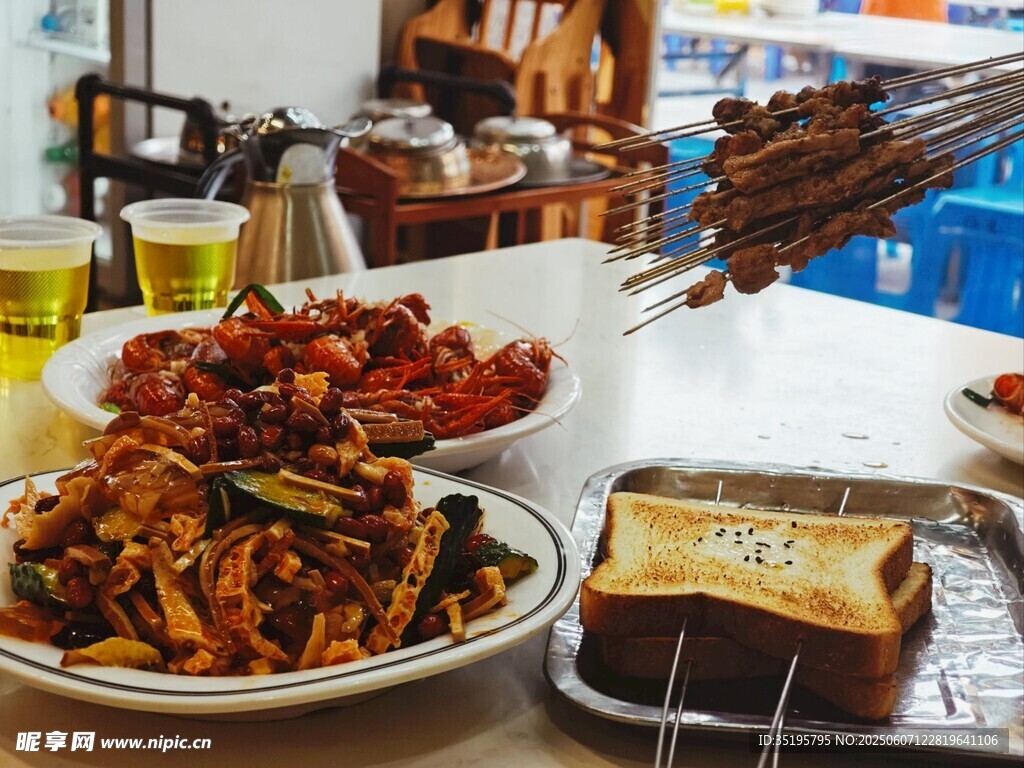 丰盛美味的多样海鲜餐食