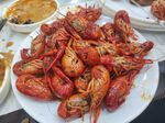 美味小龙虾摆满餐桌