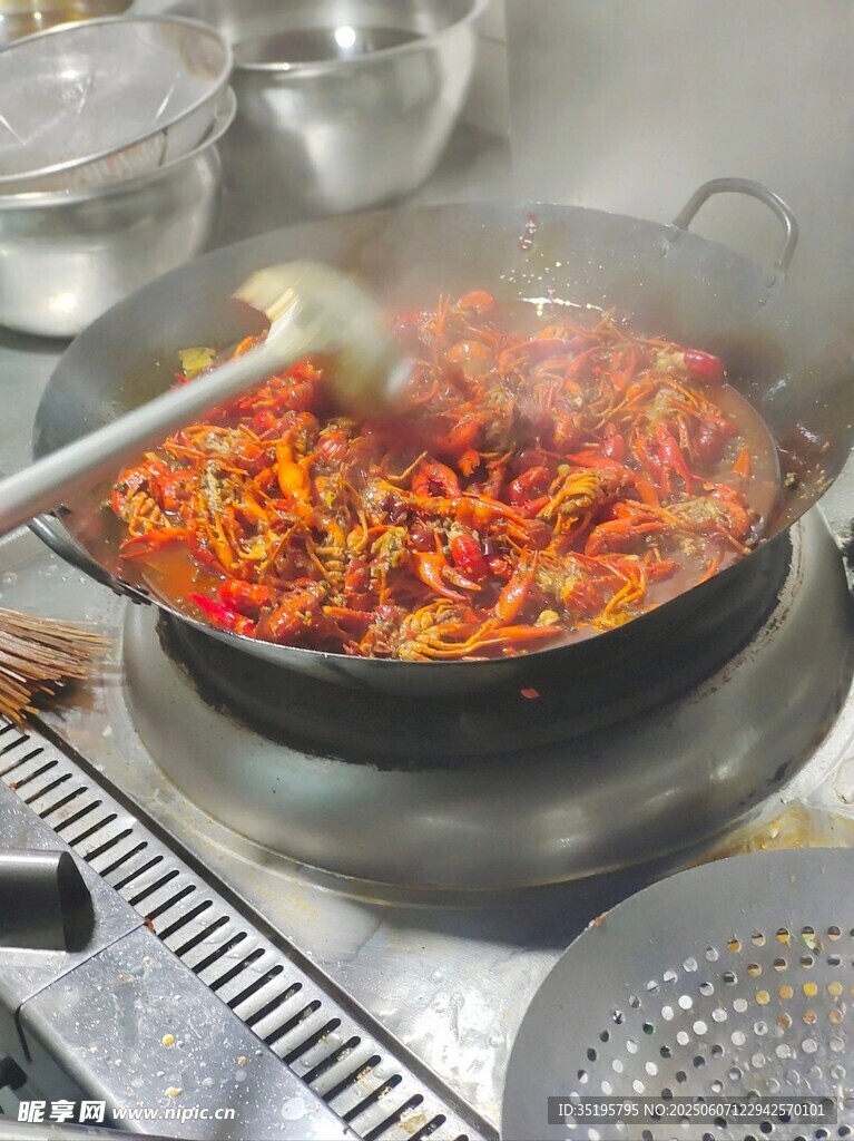 厨师锅中翻炒多彩食材
