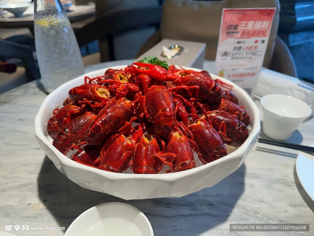 满满一盆美味小龙虾
