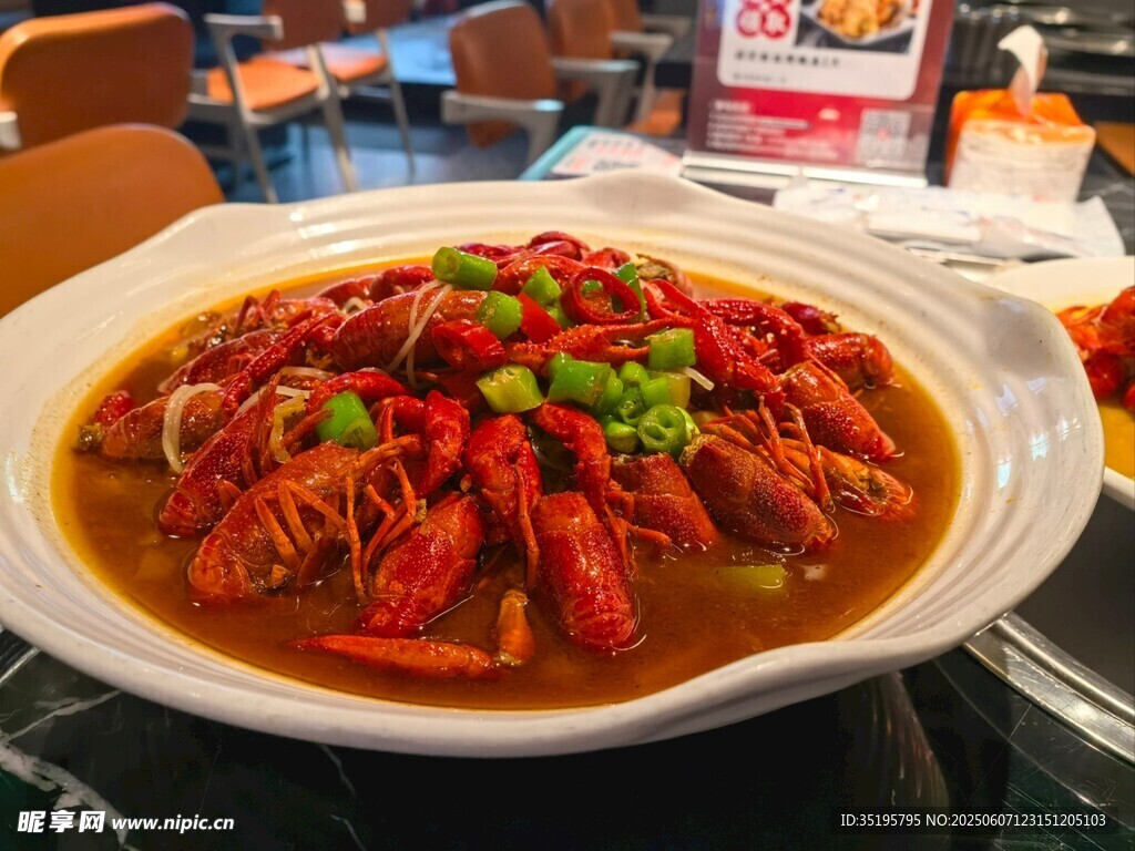 美味小龙虾诱人上桌