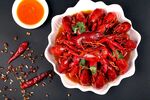 美味小龙虾配特色蘸料