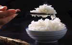 手盛白米饭特写