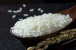 木勺盛优质大米与麦穗