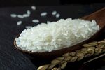 木勺盛优质大米与麦穗