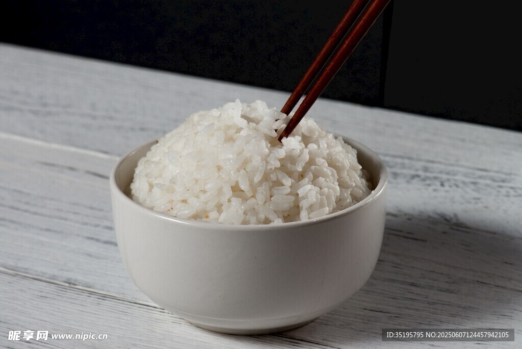 一碗白米饭配筷子
