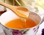 木勺舀蜂蜜入花茶杯